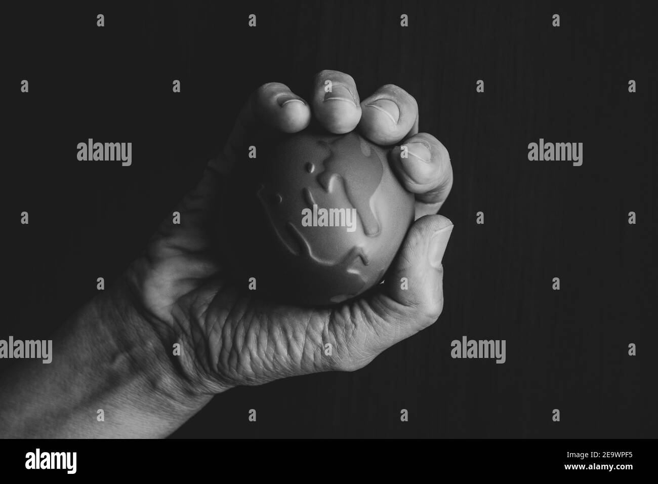 Giorno della Terra. Mano maschio che tiene la terra nelle sue mani. Pianeta terra salvifico umano. Non esiste un concetto di planet b. Concetto di giorno di terra. Proteggere il mondo è io Foto Stock