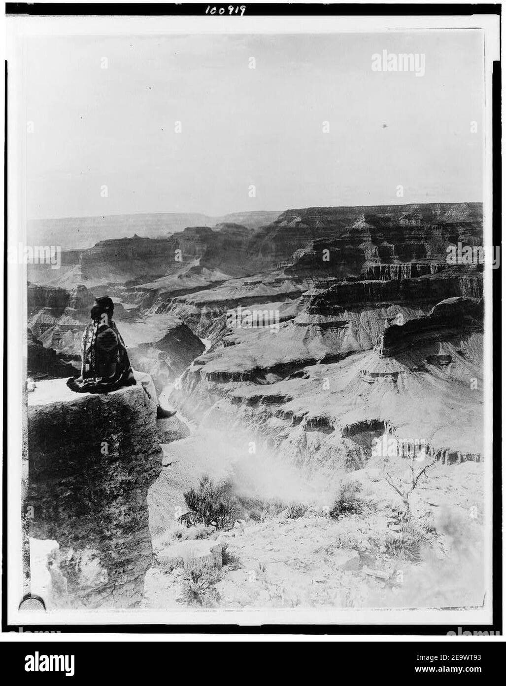 Native American seduto sul bordo del Grand Canyon, Arizona Foto Stock