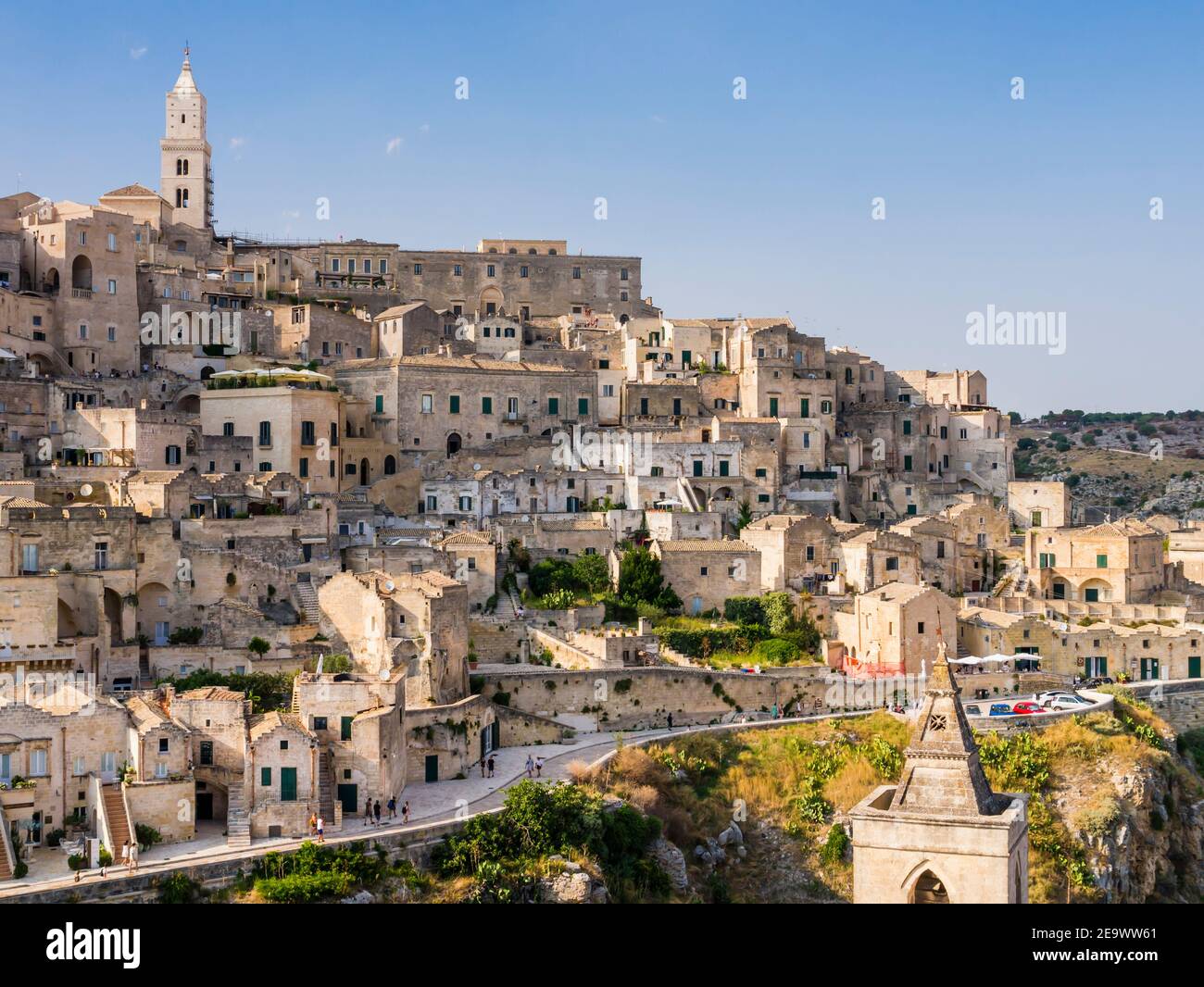 Vista panoramica del quartiere di Sasso Caveoso e delle sue caratteristiche abitazioni in grotta nell'antica città di Matera, Basilicata, Italia meridionale Foto Stock