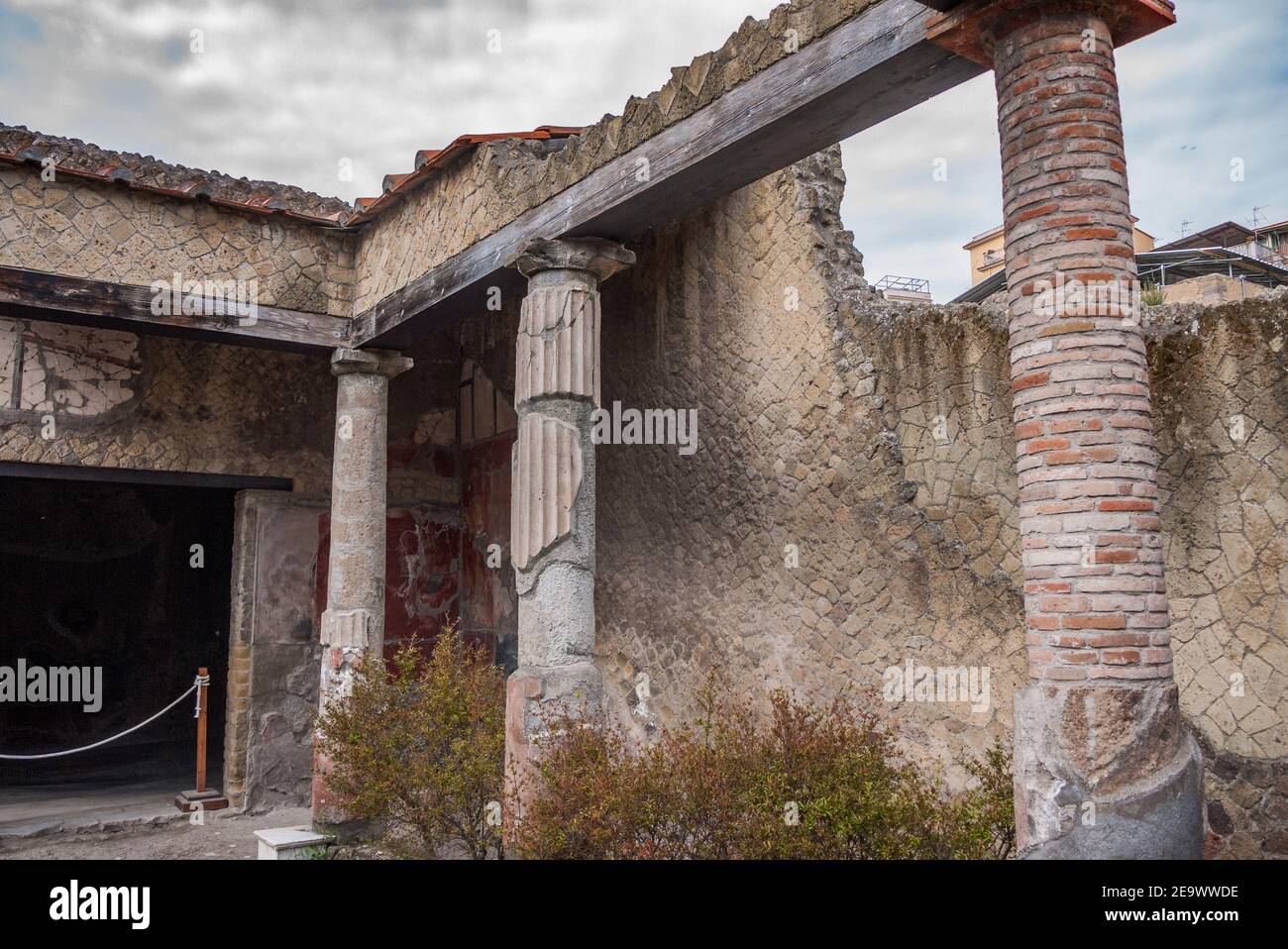 Ercolano rovine, antica città romana di pescatori sepolta dall'eruzione del Vesuvio nel 79 d.C., sepolta sotto cenere vulcanica e conservata quasi intatta. Foto Stock