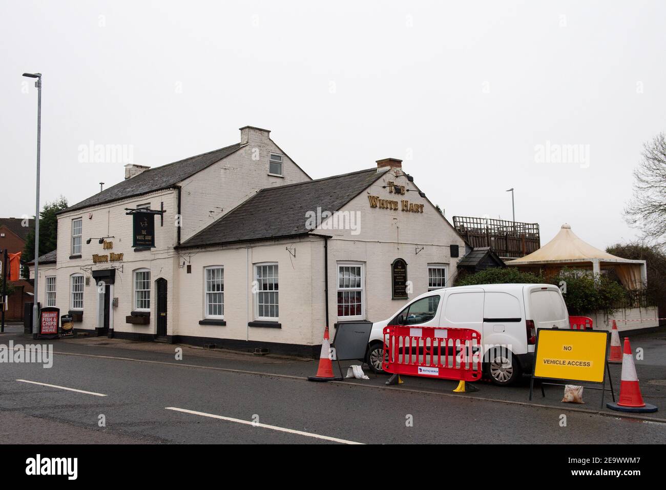 Un'unità di test mobile Covid-19 allestito presso il pub White Hart di Fernhill Heath, vicino a Worcester. Il Worcestershire è diventato l'area più recente per iniziare i test di sovratensione dopo che la variante del coronavirus sudafricano è stata rilevata nell'area. Data immagine: Sabato 6 febbraio 2021. Il Worcestershire County Council ha istituito test di sovratensione nel codice postale WR3 dopo che sono stati identificati casi della variante senza collegamenti ai viaggi internazionali. Foto Stock