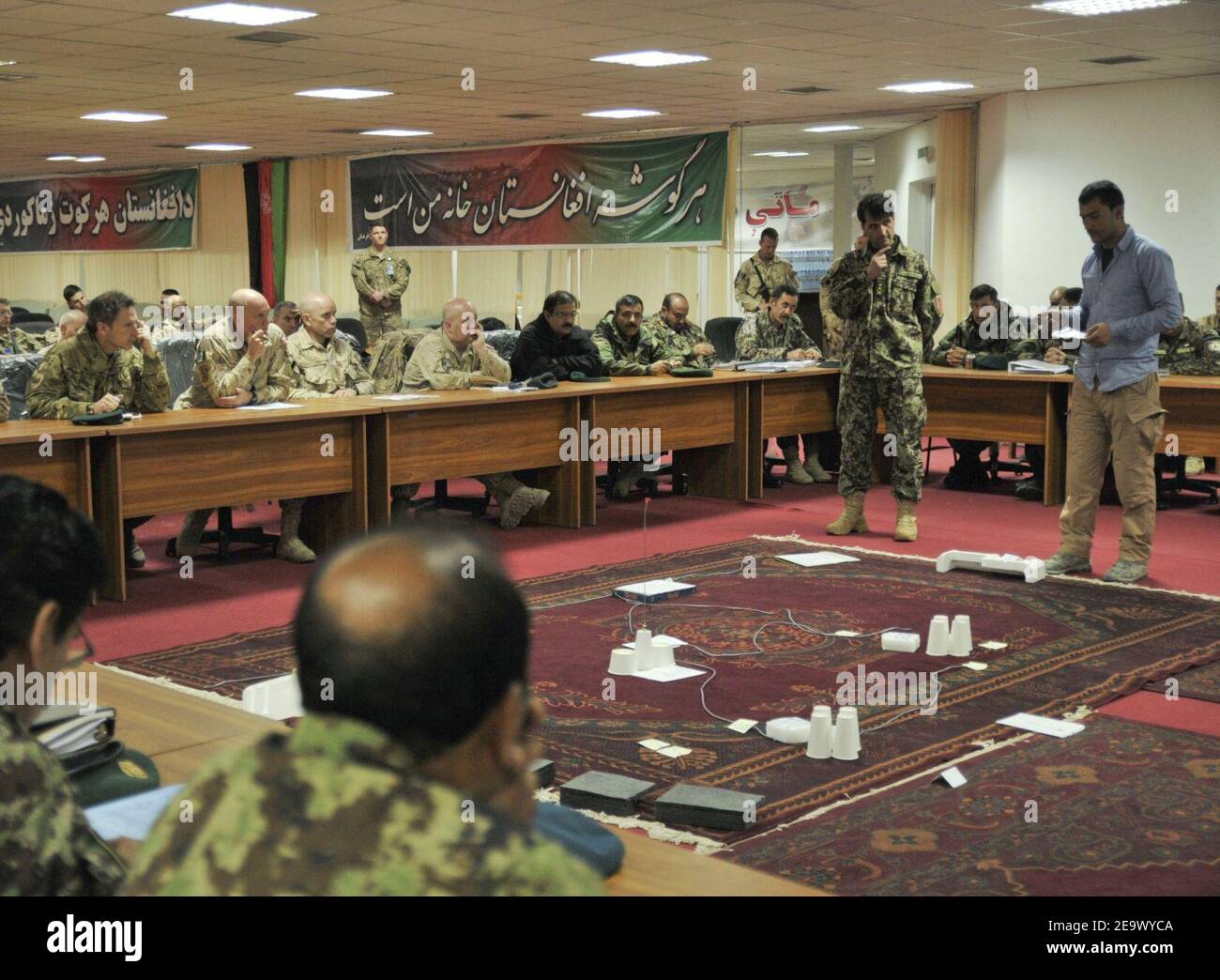 NATO Training Mission-Afghanistan fornisce mentoring durante il corso combinato di formazione sulle armi 140202 Foto Stock