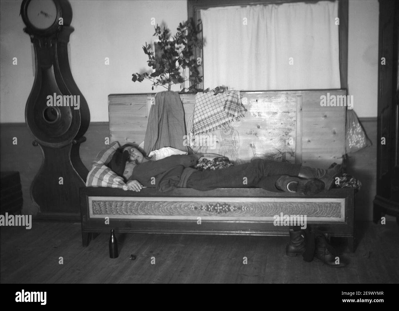 Nattfrieri. Uomo och kvinna sovra i säng. Värmland, Mangskogs sn Foto Stock