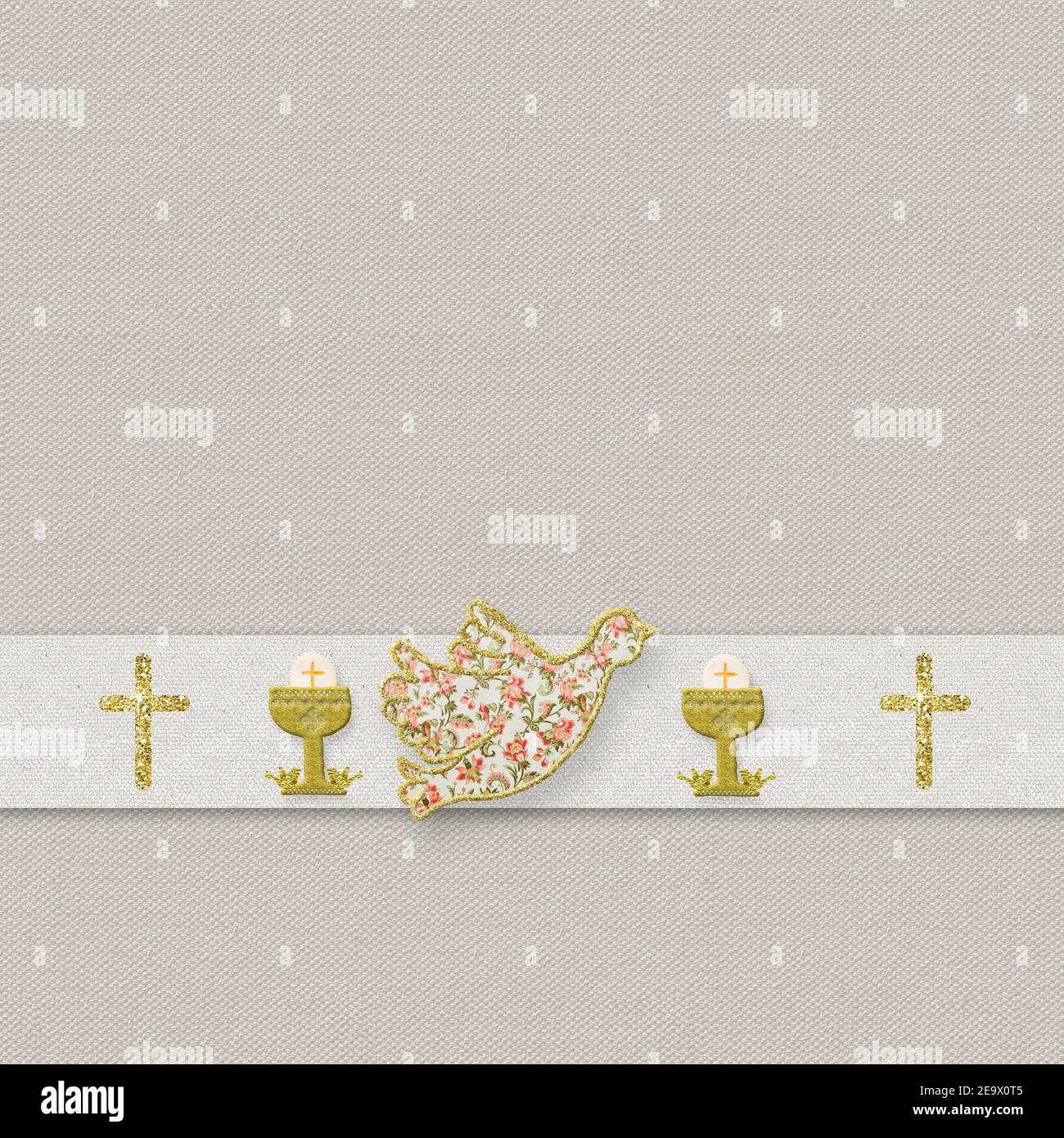 Prima comunione Santa vintage background.Religiosi background per la comunione o conferma bianco, croce, calice e colomba fatto con intagli di tessuto e. Foto Stock