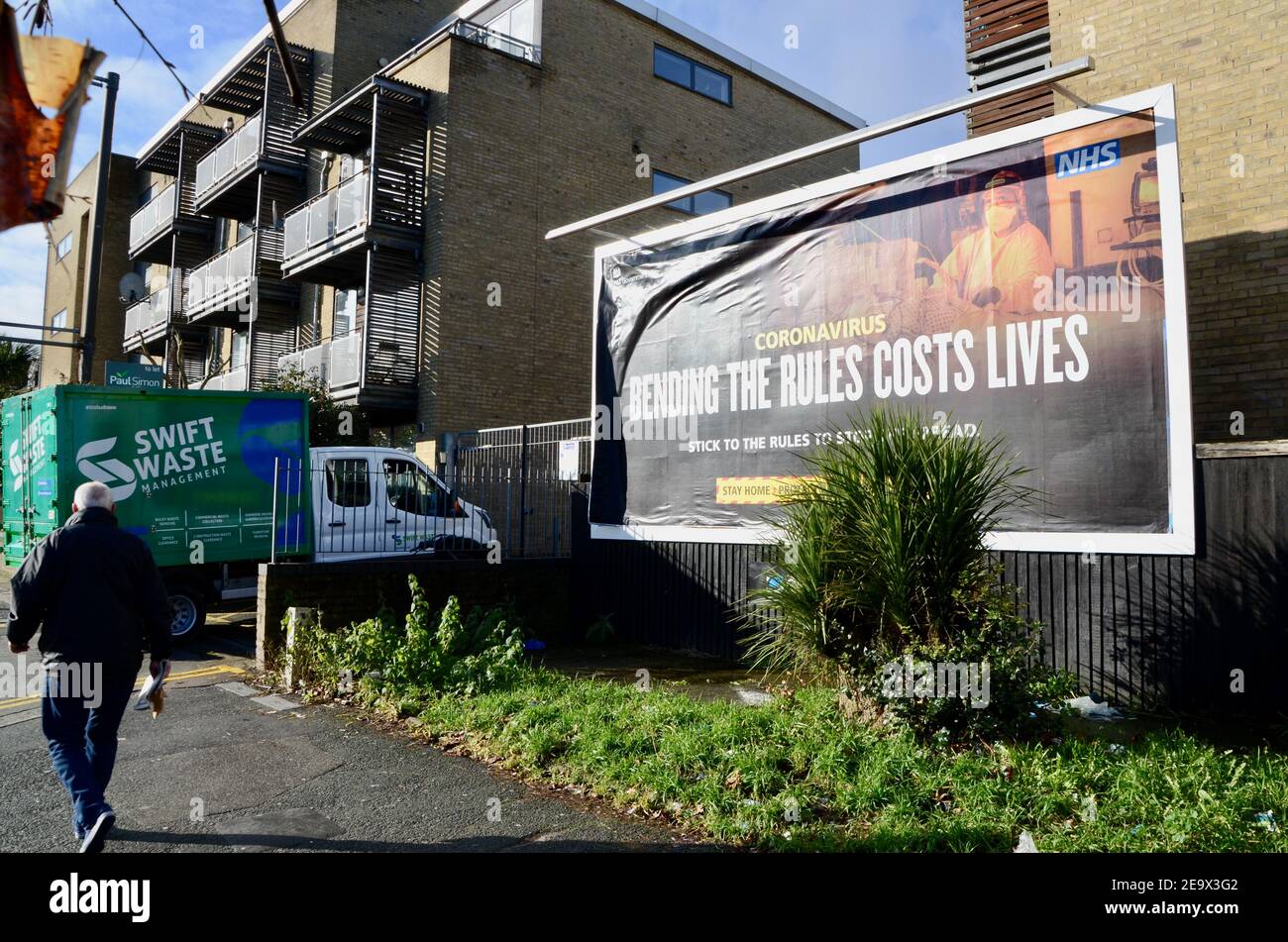 piegare le regole costa vite avvertimento cartellone haringey londra inghilterra REGNO UNITO Foto Stock