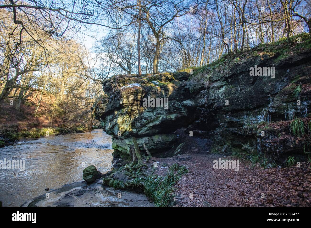 Parte del River Avon Heritage Trail, centrato sull'arco conosciuto localmente come Wallace's Cave. Foto Stock