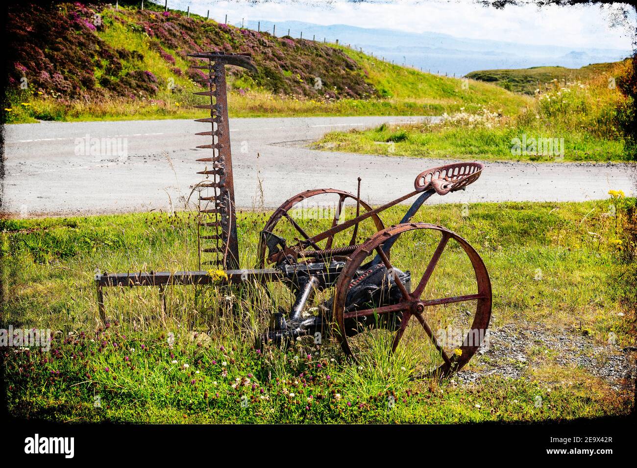Tosaerba Hay McCormick antico trainato da cavalli Foto Stock
