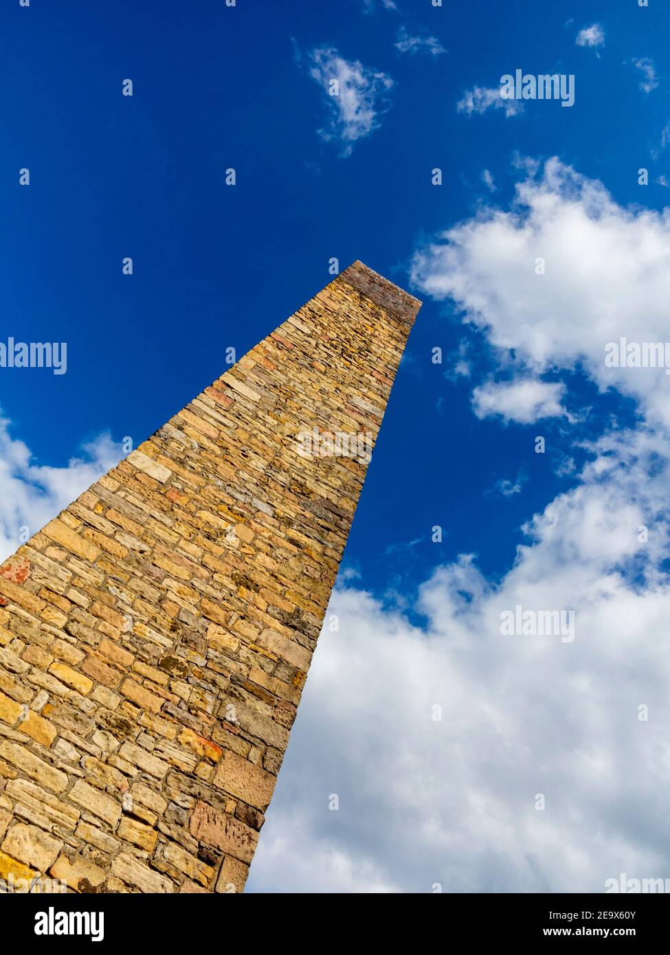 Stone Edge chimney costruito 1771 il più antico camino indipendente nel Regno Unito vicino Spitewinter Chesterfield Debyshire Inghilterra Regno Unito usato per odorare piombo. Foto Stock