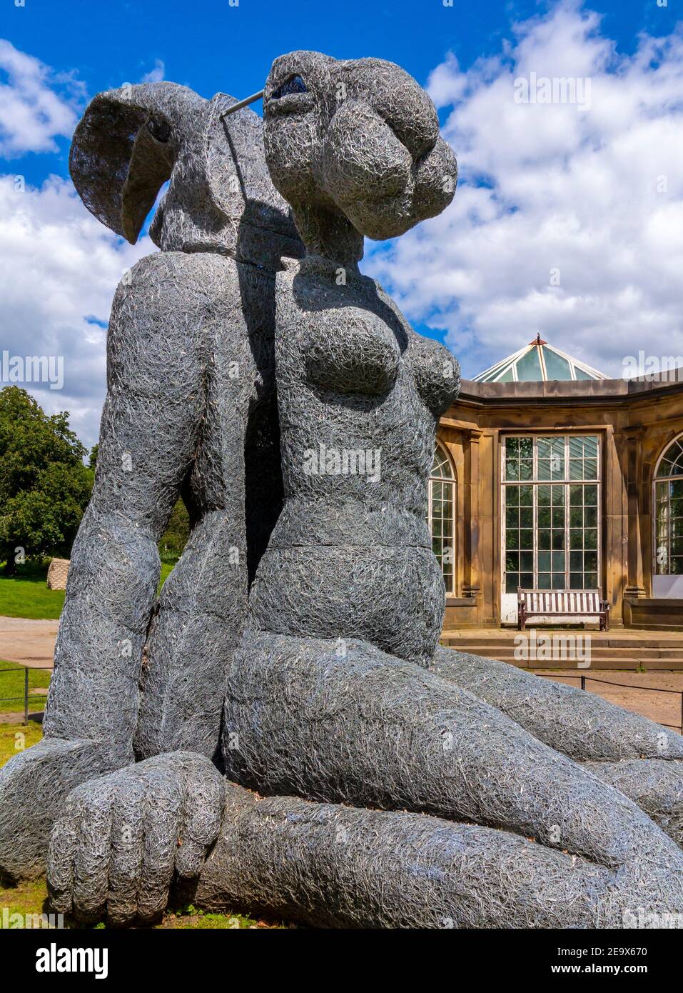 Seduto da Sophie Ryder 2007 una monumentale scultura in filo galvanizzato Di una lepre in mostra allo Yorkshire Sculpture Park Wakefield Yorkshire Inghilterra Foto Stock