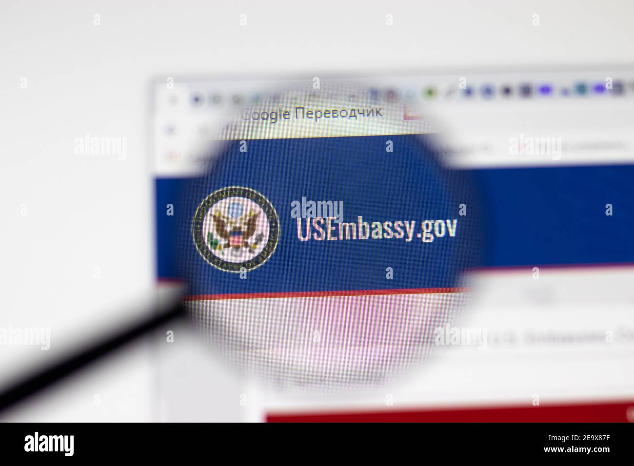 Los Angeles, USA - 1 febbraio 2021: Pagina del sito web DELL'Ambasciata DEGLI STATI UNITI. usembassy.gov logo sullo schermo, Editoriale illustrativo Foto Stock