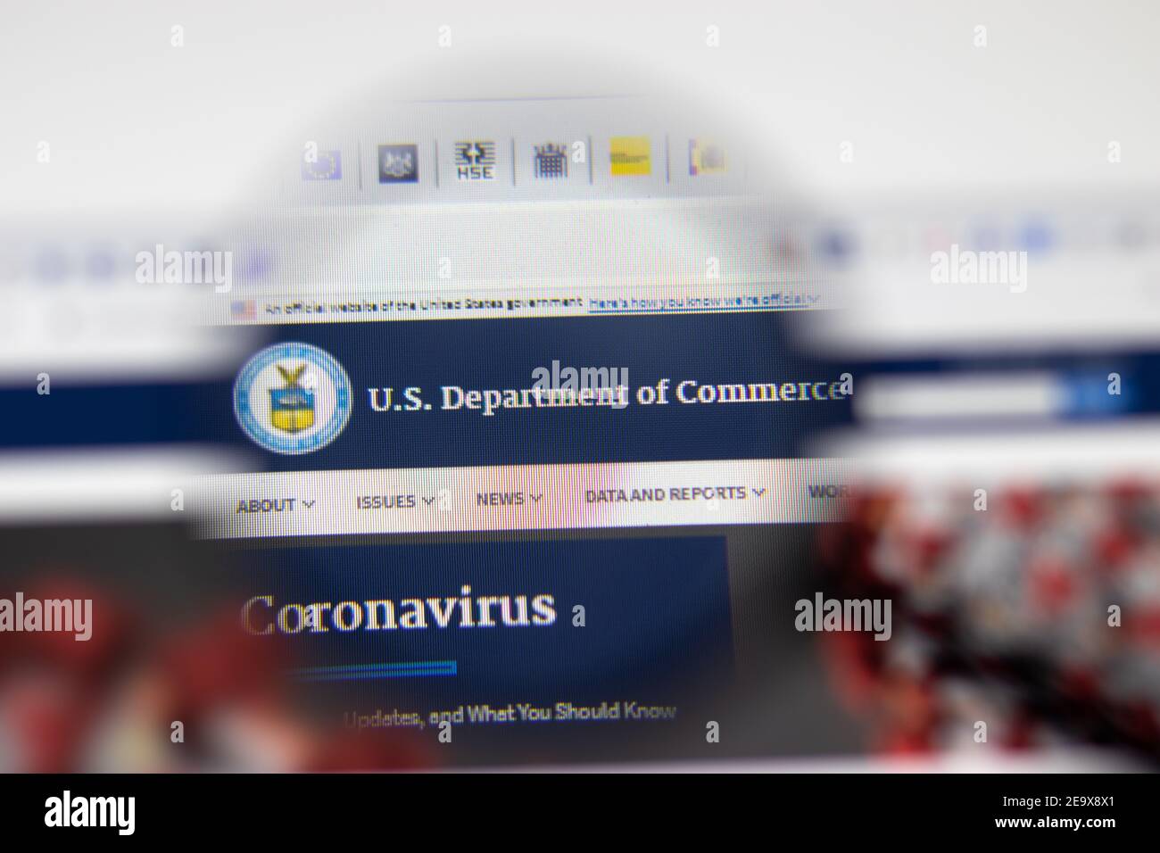 Los Angeles, USA - 1 Febbraio 2021: Pagina del sito del Dipartimento del Commercio DEGLI STATI UNITI. Commerce.gov logo sullo schermo, editoriale illustrativo Foto Stock