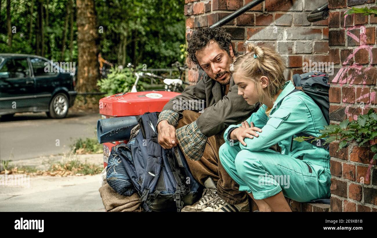 LUNA MAXINER e FAHRI YARDIM a ROCCA STA CAMBIANDO IL MONDO (2019) -titolo originale: ROCCA VERÄNDERT DIE WELT-, diretto da KATJA BENRATH. Credito: FILM/album PERTINENTI Foto Stock