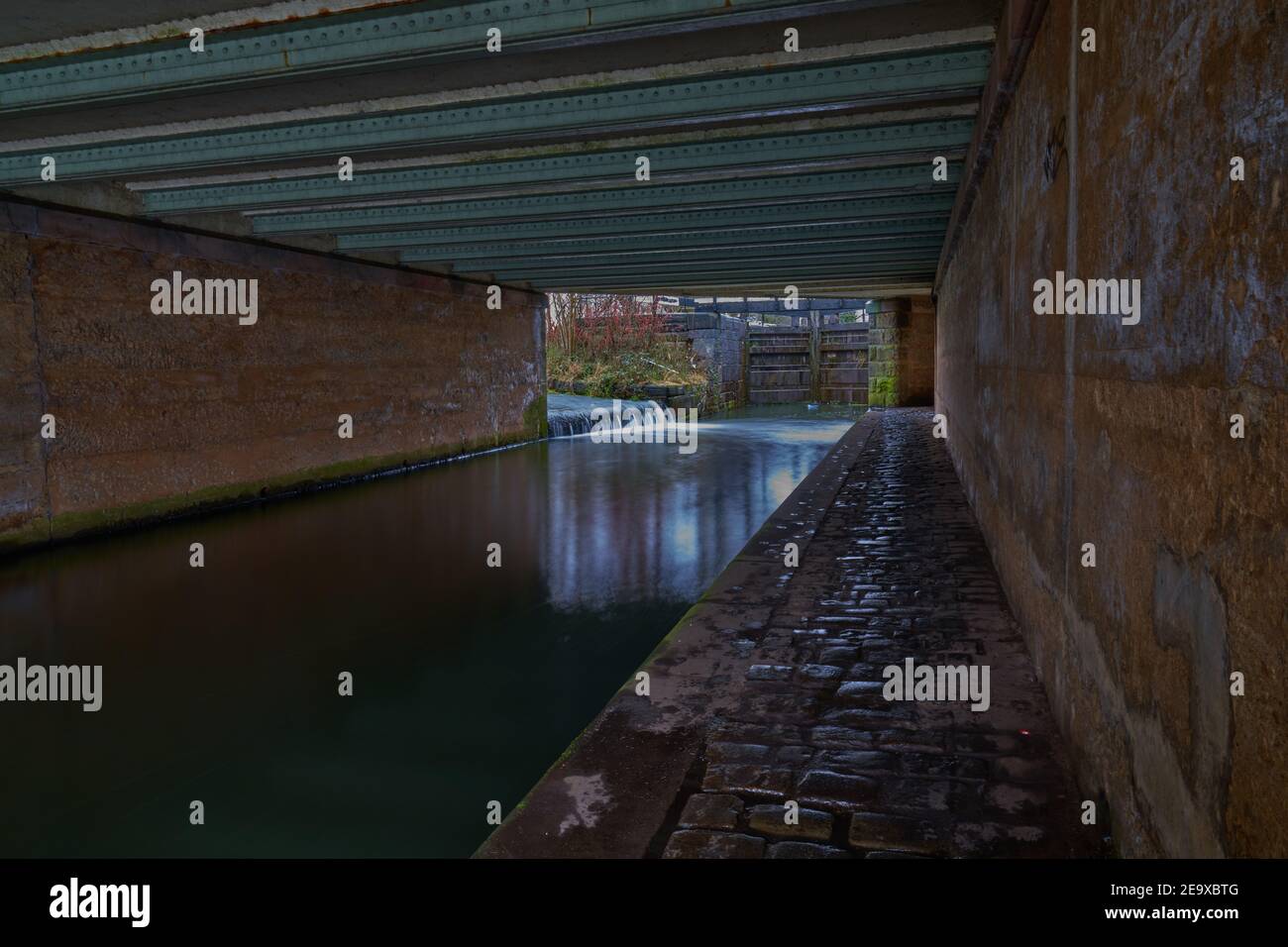 Sotto il ponte stradale sul canale Rochdale. Slattocks Foto Stock