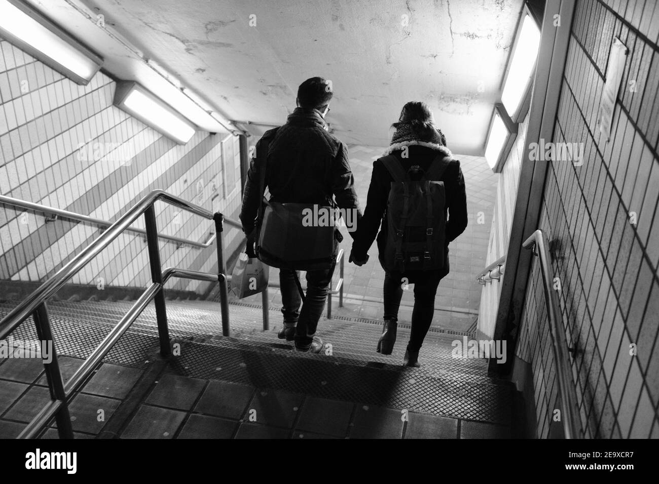 LONDON JANURY 2019 - UN paio a piedi giù per la stazione della metropolitana di Charing Cross mentre si tiene la mano. Foto Stock