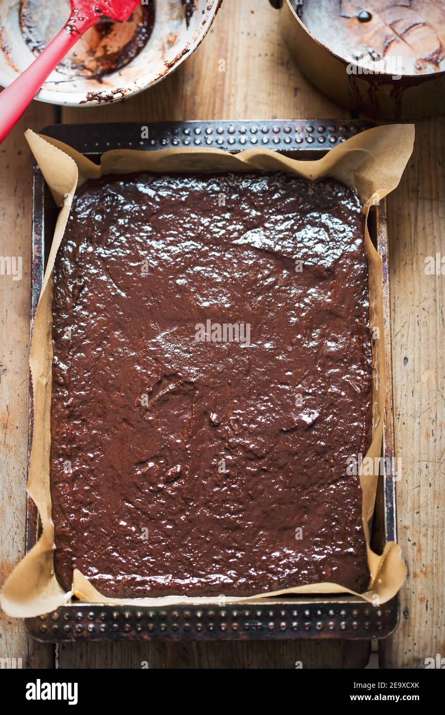 Impasto di pasta di brownie al cioccolato su vassoio da forno, pronto per il forno Foto Stock