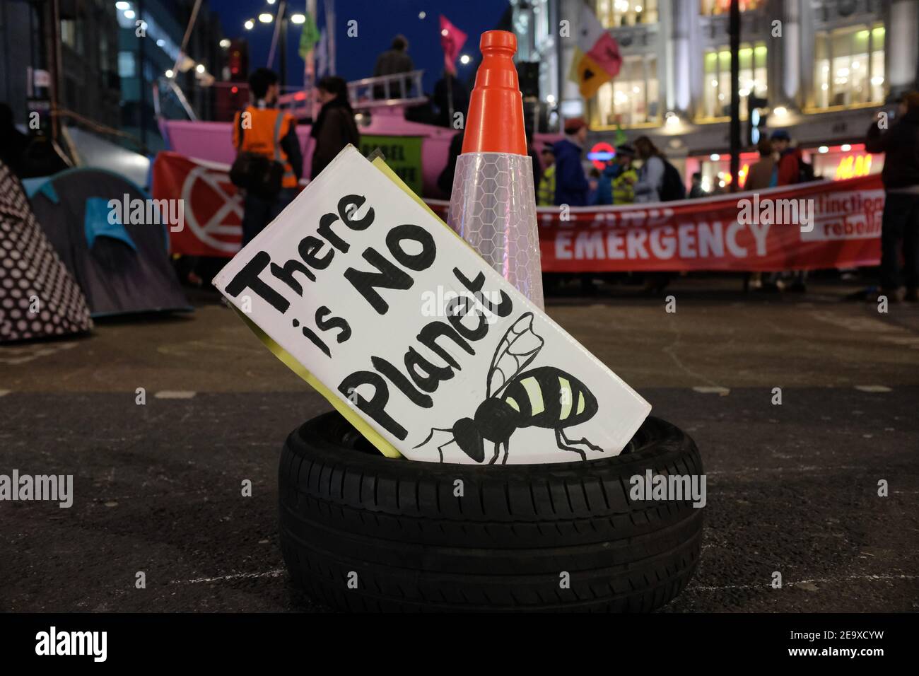 LONDRA - APRILE 2019: Cartello 'non c'è un pianeta ape'. Parte del movimento della ribellione estinzione su Oxford Circus. Foto Stock
