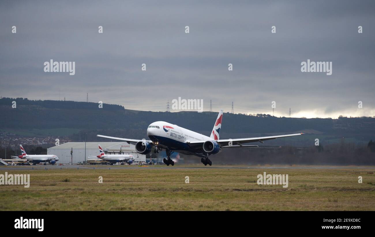 Glasgow, Scozia, Regno Unito. 6 Feb 2021. Nella foto: Un volo cargo speciale: Un Boeing 777-236ER della British Airways (reg G-YMMS) che è arrivato da Bangkok la scorsa notte trasportando le forniture di DPI a Glasgow, ed è ora caricato con più carico visto che parte per Londra Heathrow. Una vista rara all'aeroporto di Glasgow, ma soprattutto durante la pandemia del coronavirus (COVID19), dove il numero di passeggeri è diminuito drasticamente e un certo numero di compagnie aeree che prendono un breve pausa per risparmiare denaro. Credit: Colin Fisher/Alamy Live News Foto Stock