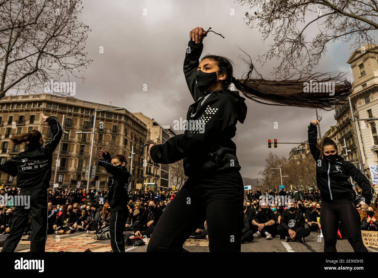 Barcellona, Spagna. 6 Feb 2021. I manifestanti ballano durante una protesta contro misure anticonivid19 più severe come chiusure nel settore dell'ospitalità e della cultura e limitazioni dei contatti sociali da parte del governo catalano a causa della diffusione accelerata del coronavirus. Credit: Matthias Oesterle/Alamy Live News Foto Stock