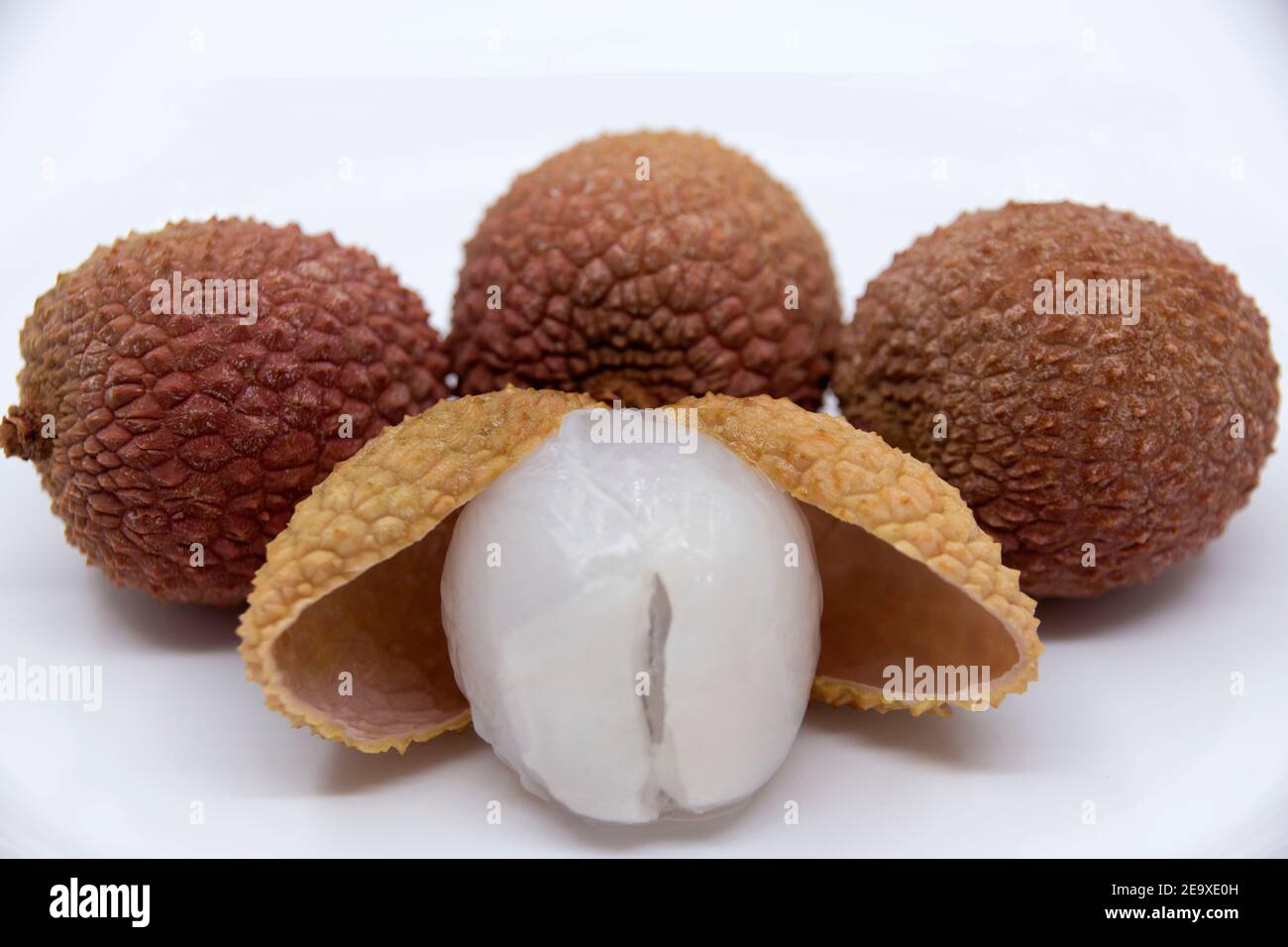 Lychee - tradotto da cinese 'prugne cinese'. Un piccolo frutto dolce e agrodolce, coperto da una crosta dura con un osso all'interno. Cresce sul tropico sempreverde Foto Stock