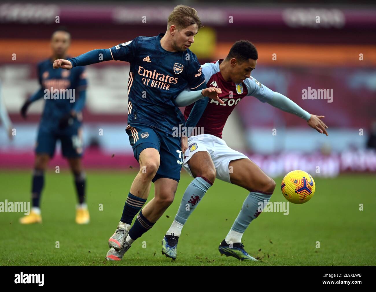 Emile Smith-Rowe di Arsenal (a sinistra) e Jacob Ramsey di Aston Villa durante la partita della Premier League a Villa Park, Birmingham. Data immagine: Sabato 6 febbraio 2021. Foto Stock