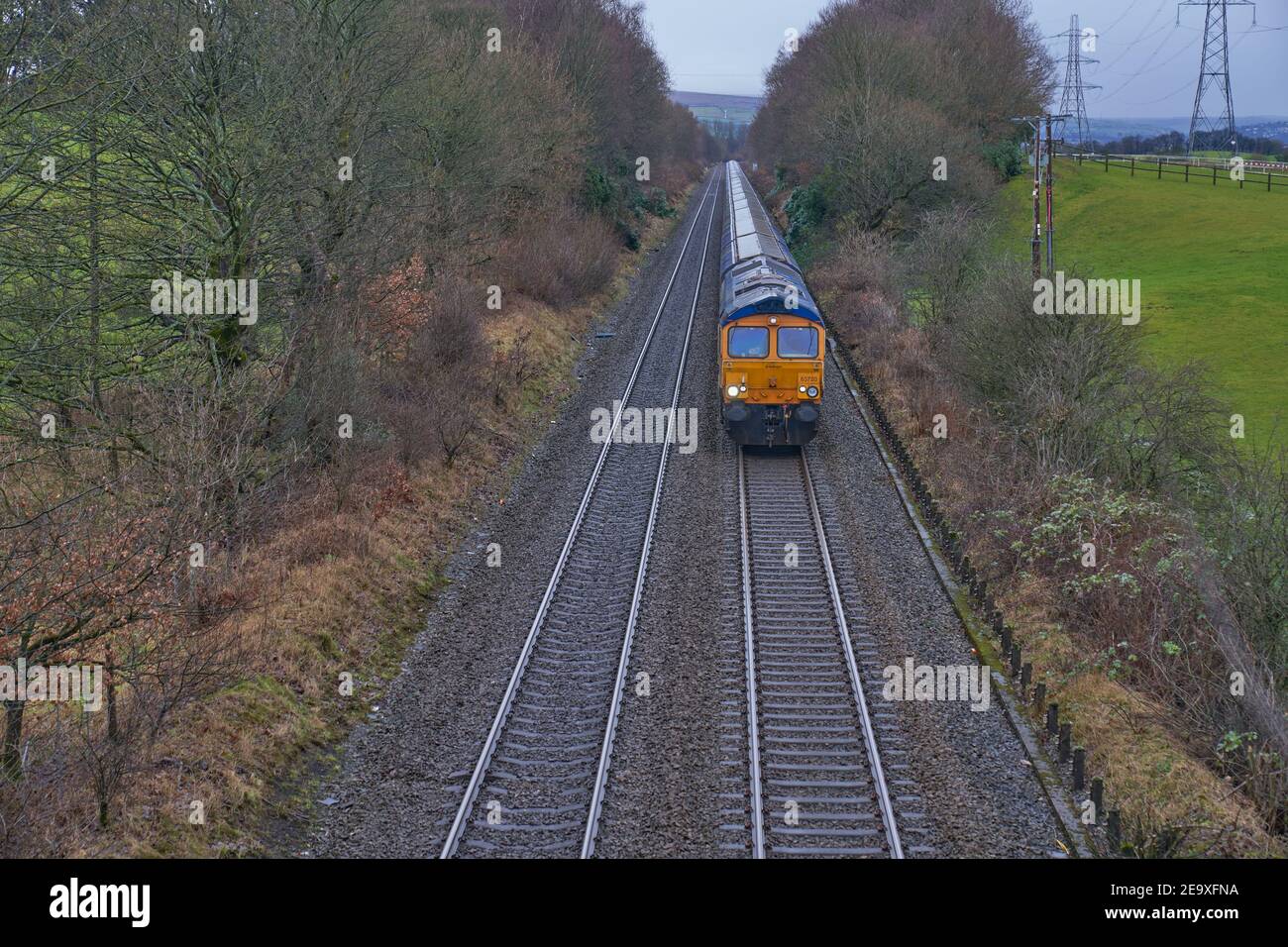 treno deisel che attraversa Rochdale, Inghilterra, Regno Unito Foto Stock