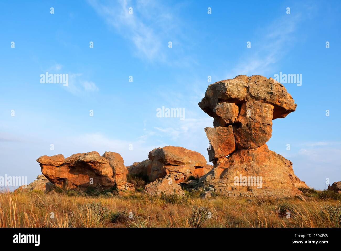 Roccia Arenaria formazione contro un cielo blu e nuvole, Sud Africa Foto Stock