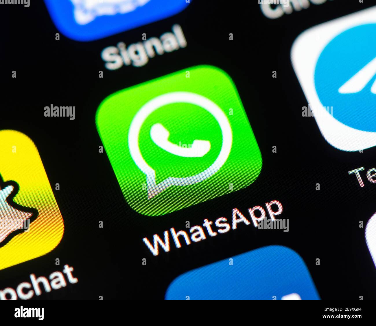 Icona dell'applicazione WhatsApp Messenger sullo schermo dell'iPhone. WhatsApp Messenger è un servizio di messaggistica multipiattaforma americano freeware di proprietà di Facebook. Foto Stock