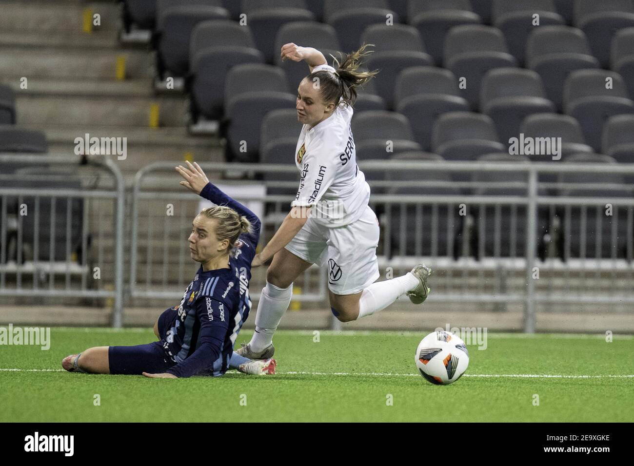 Jennifer Sjosten (Brommapojkarna n.9) e Fanny Lang (Djurgarden n. 13) in una battaglia in linea di penalità durante la semifinale del Volkswagen Stockholm Challenge tra Brommmamojkarna e Djurgarden alla Tele2 Arena di Stoccolma, Svezia Foto Stock