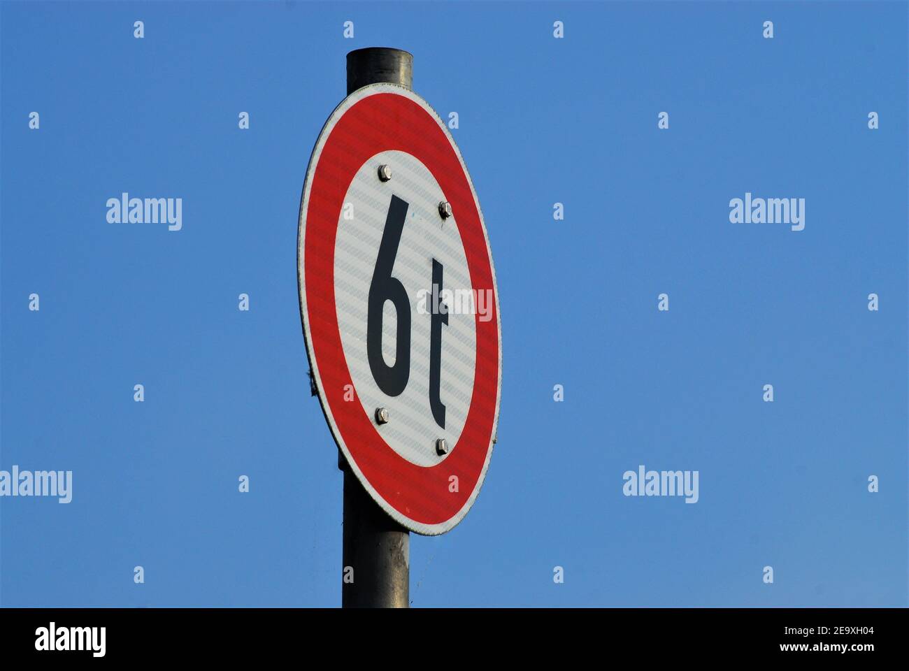 Segnale stradale 6t bianco con bordo rosso davanti a cielo blu asbackground Foto Stock