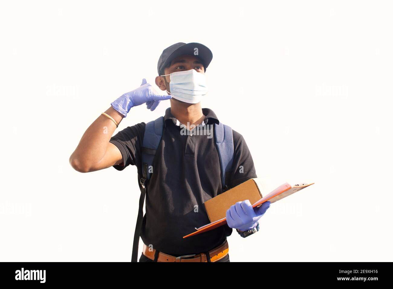 uomo di consegna tenendo la scatola e facendomi un gesto di chiamata Foto Stock