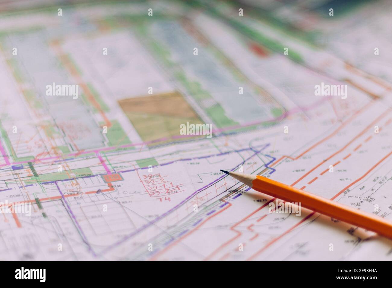 Il design architettonico. Piani di costruzione. Schema, disegni, schema dettagliato per la costruzione della struttura. Messa a fuoco selettiva. Foto Stock