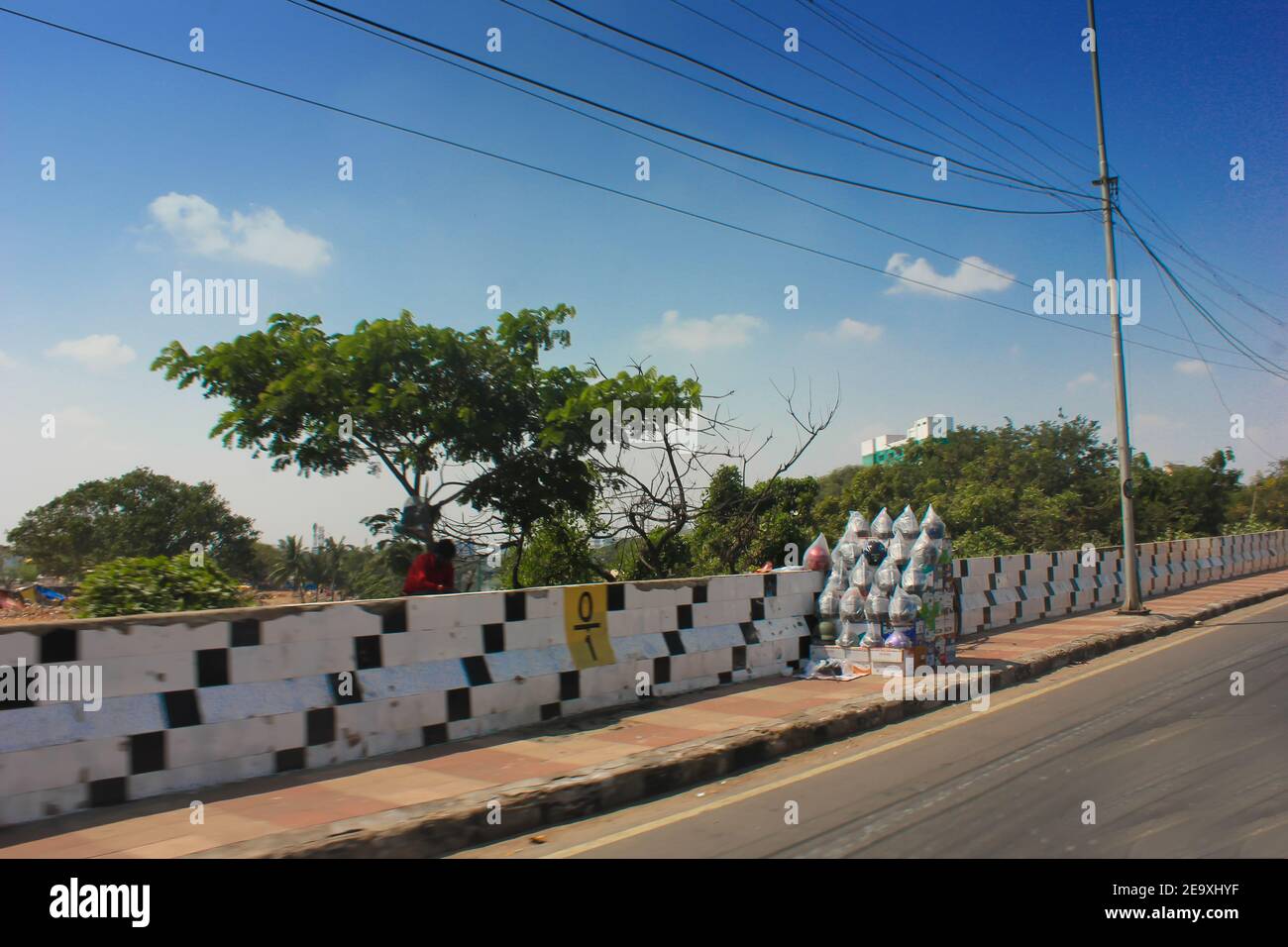 Colorato di caschi motociclistici sul mercato del commercio colorato di Moto caschi che vendono su strade indiane, chennai, madras central, tamil nadu Foto Stock