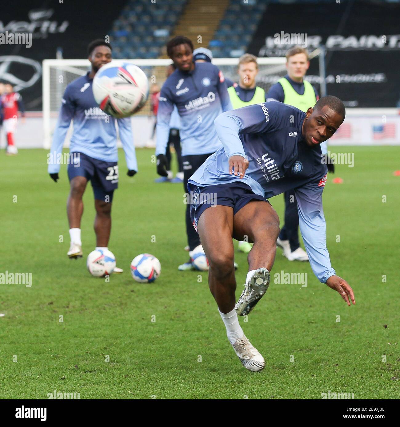 High Wycombe, Regno Unito. 06 febbraio 2021. Uche Ikpeazu di Wycombe Wanderers si riscalda durante la partita EFL Sky Bet Championship tra Wycombe Wanderers e Nottingham Forest ad Adams Park, High Wycombe, Inghilterra, il 6 febbraio 2021. Foto di Ken Sparks. Solo per uso editoriale, è richiesta una licenza per uso commerciale. Nessun utilizzo nelle scommesse, nei giochi o nelle pubblicazioni di un singolo club/campionato/giocatore. Credit: UK Sports Pics Ltd/Alamy Live News Foto Stock