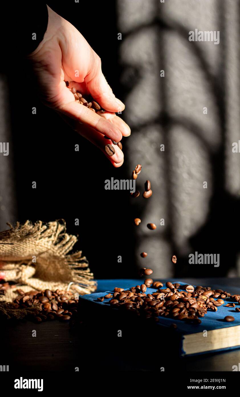 Chicchi di caffè arrostiti su sfondo blu scuro Foto Stock