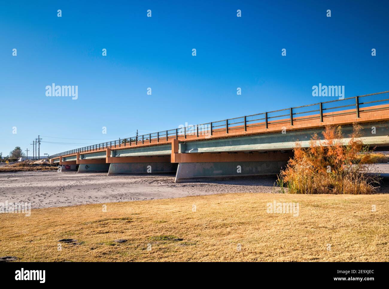 Letto di fiume completamente asciutto di Rio Grande alla fine di novembre 2020, la Llorona Park, ponte sulla West Picacho Avenue a Las Cruces, New Mexico, Stati Uniti Foto Stock