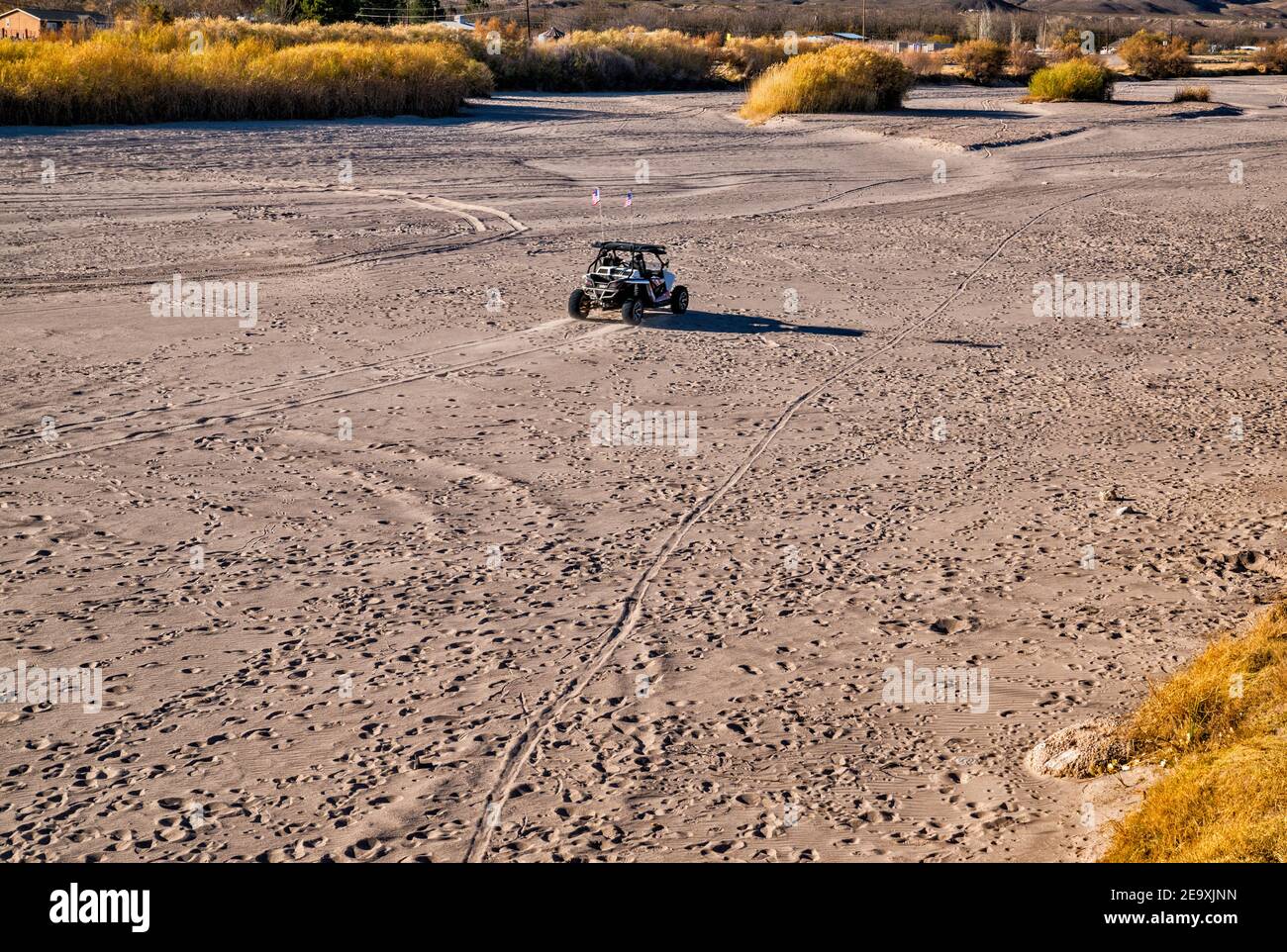 UTV a secco letto del fiume di Rio Grande a fine novembre 2020, la Llorona Park, vicino ponte su West Picacho Avenue a Las Cruces, New Mexico, USA Foto Stock