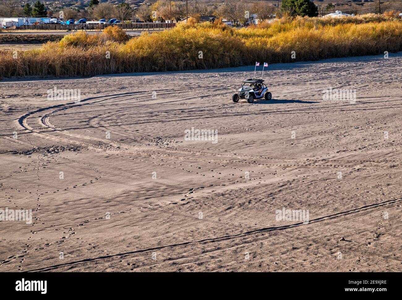 UTV a secco letto del fiume di Rio Grande a fine novembre 2020, la Llorona Park, vicino ponte su West Picacho Avenue a Las Cruces, New Mexico, USA Foto Stock