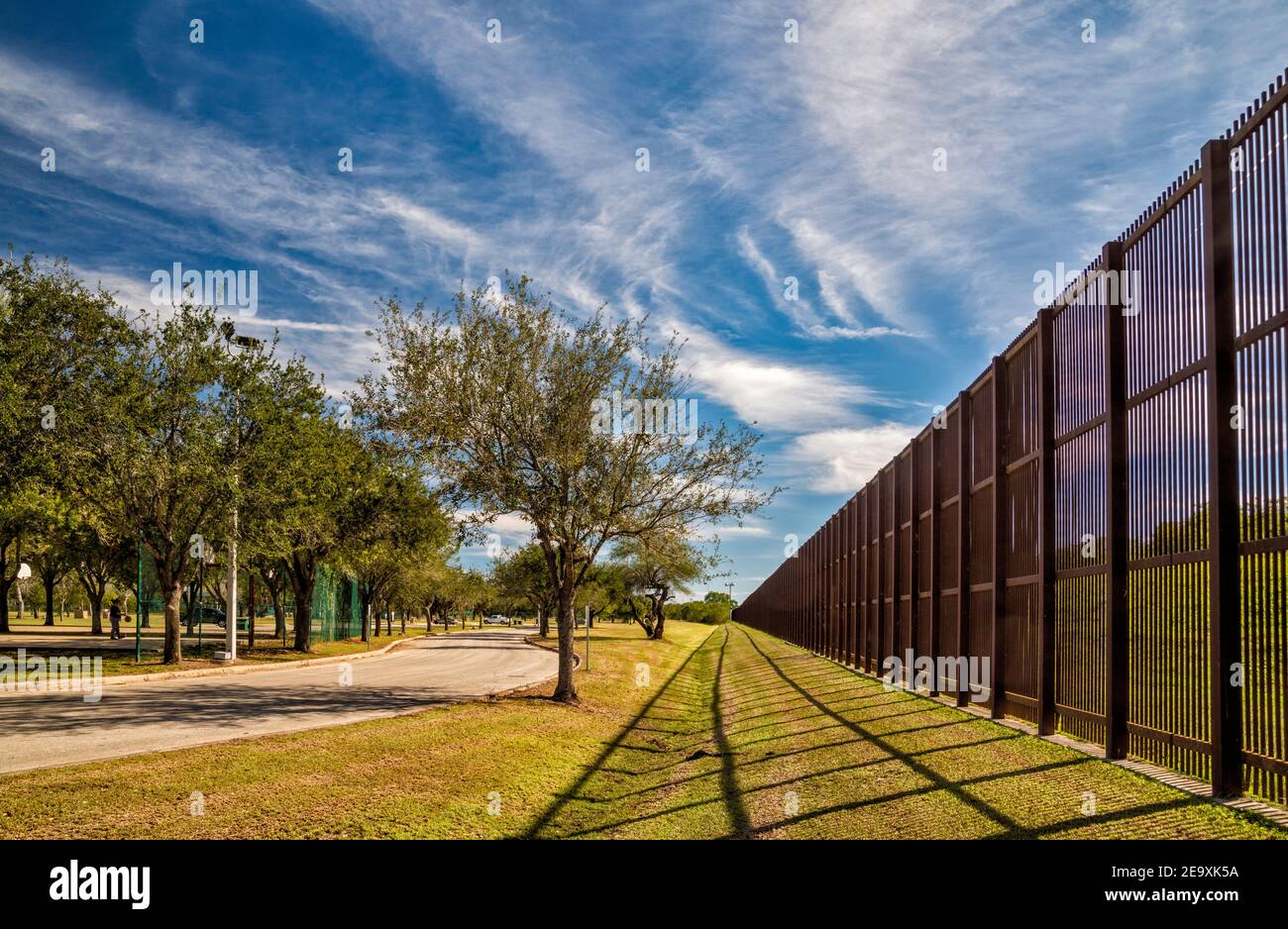 Muro di confine, vista di blocco e accesso dei residenti del Texas a Rio Grande nel Lincoln Park a Brownsville, Texas, Stati Uniti Foto Stock