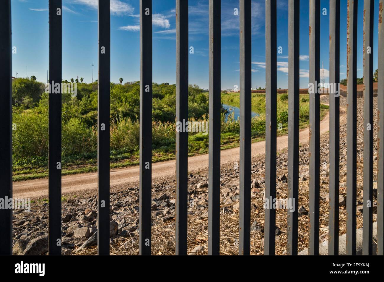 Muro di confine, vista di blocco e accesso dei residenti del Texas a Rio Grande nel centro di Brownsville, Texas, Stati Uniti Foto Stock