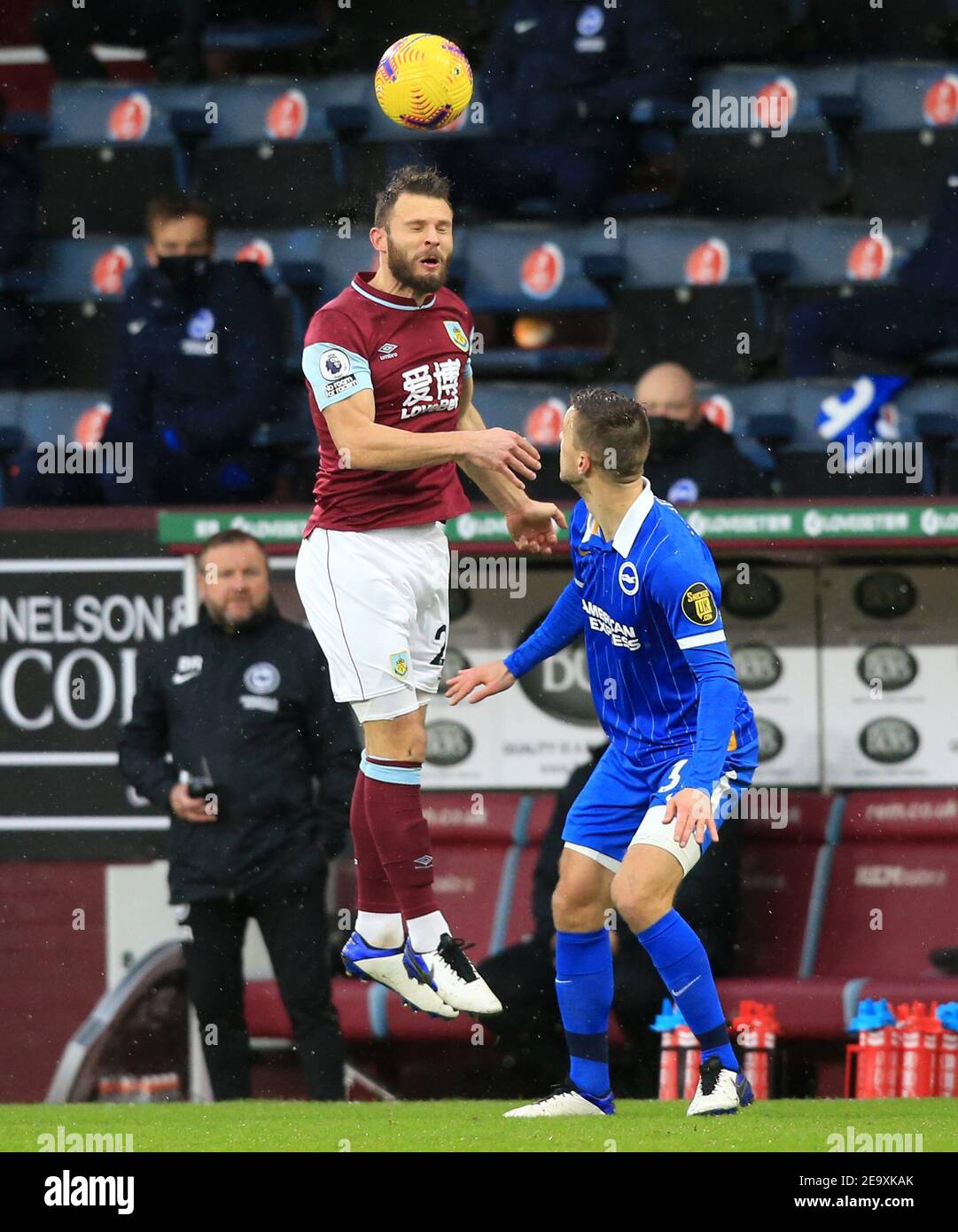 Erik Pieters di Burnley (a sinistra) e Joel Veltman di Brighton e Hove Albion (a destra) combattono per la palla in aria durante la partita della Premier League a Turf Moor, Burnley. Data immagine: Sabato 6 febbraio 2021. Foto Stock