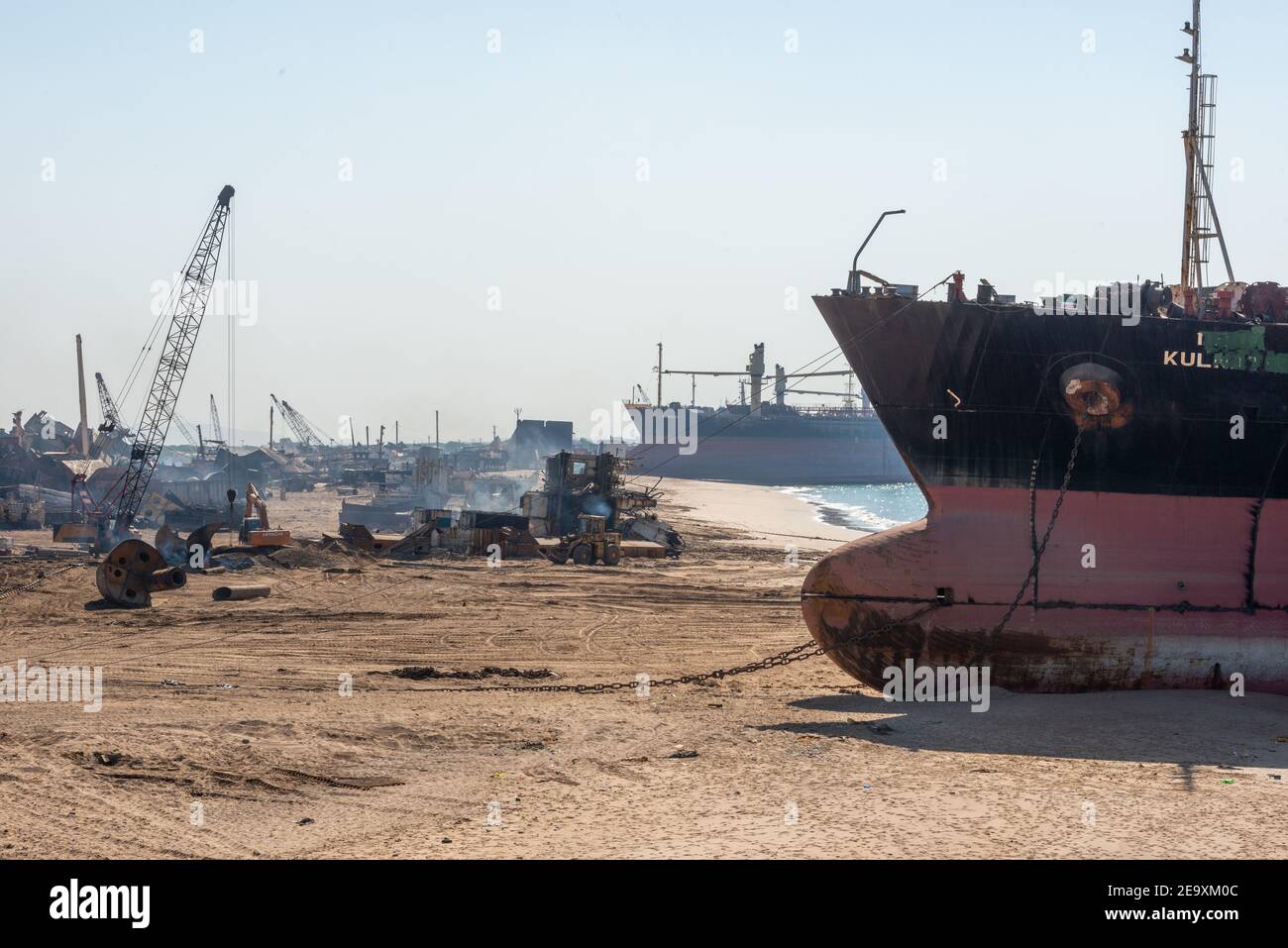 Navi da demolire presso il cantiere navale di Gadani, situato su una spiaggia lunga 10 km, Balochistan, Pakistan. Foto Stock