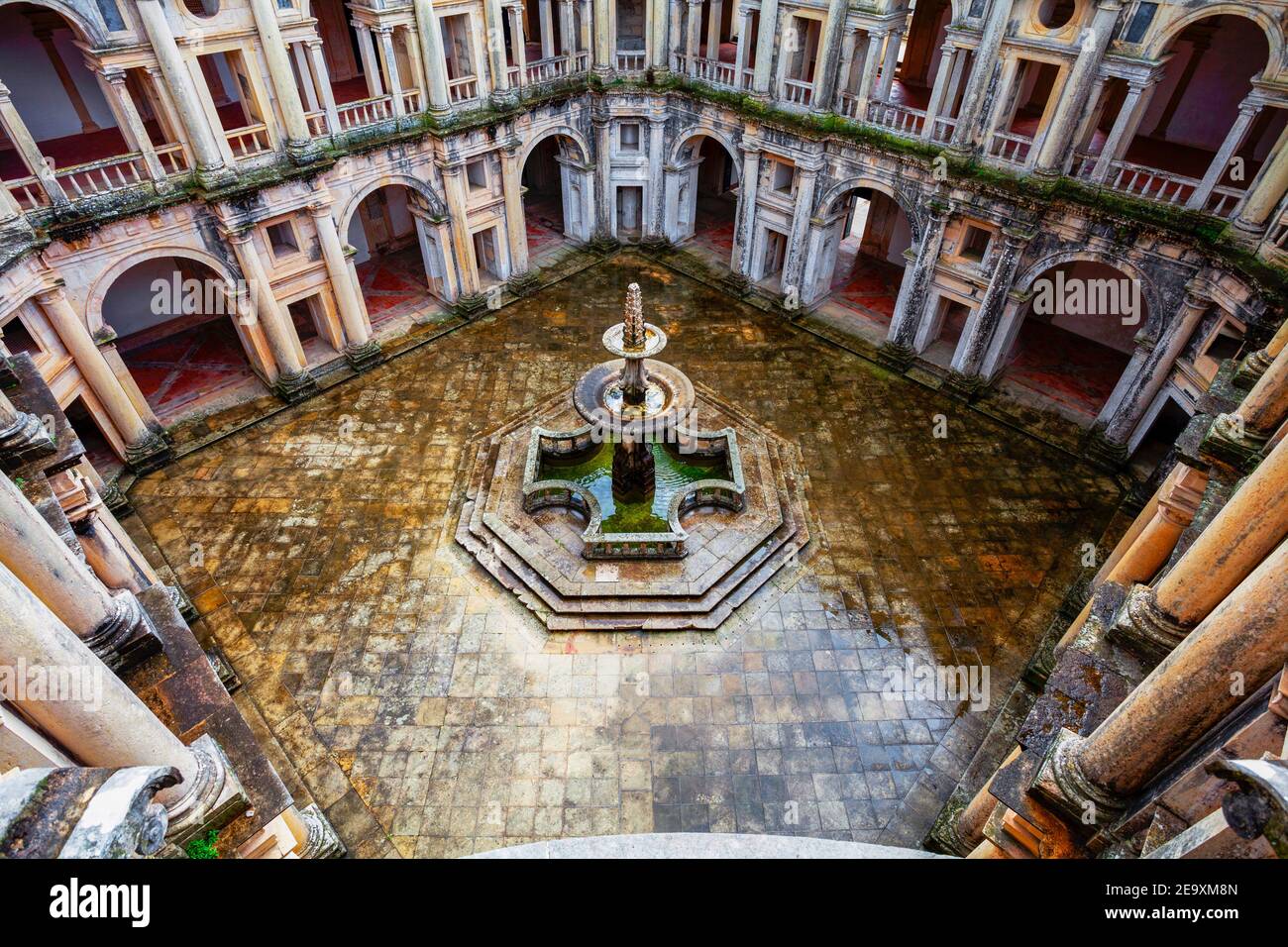 Grande chiostro, di Diogo do Torralva, monastero fortificato Convento de Cristo dei Cavalieri Templari, Tomar, Centro Regione, Portogallo, Europa Foto Stock