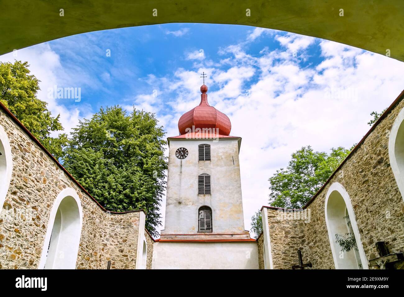 Vysoka, Repubblica Ceca - 6 luglio 2018: Interno della rovina conservata della chiesa di Giovanni Battista costruito nel 13 ° secolo, torre bianca con orologio. Foto Stock