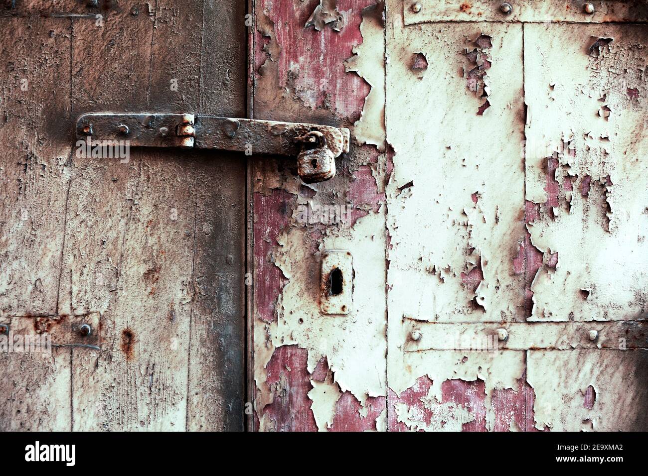 Serratura arrugginita con serratura imbullonata su porta in legno intemperato, Valletta, Malta, Europa Foto Stock