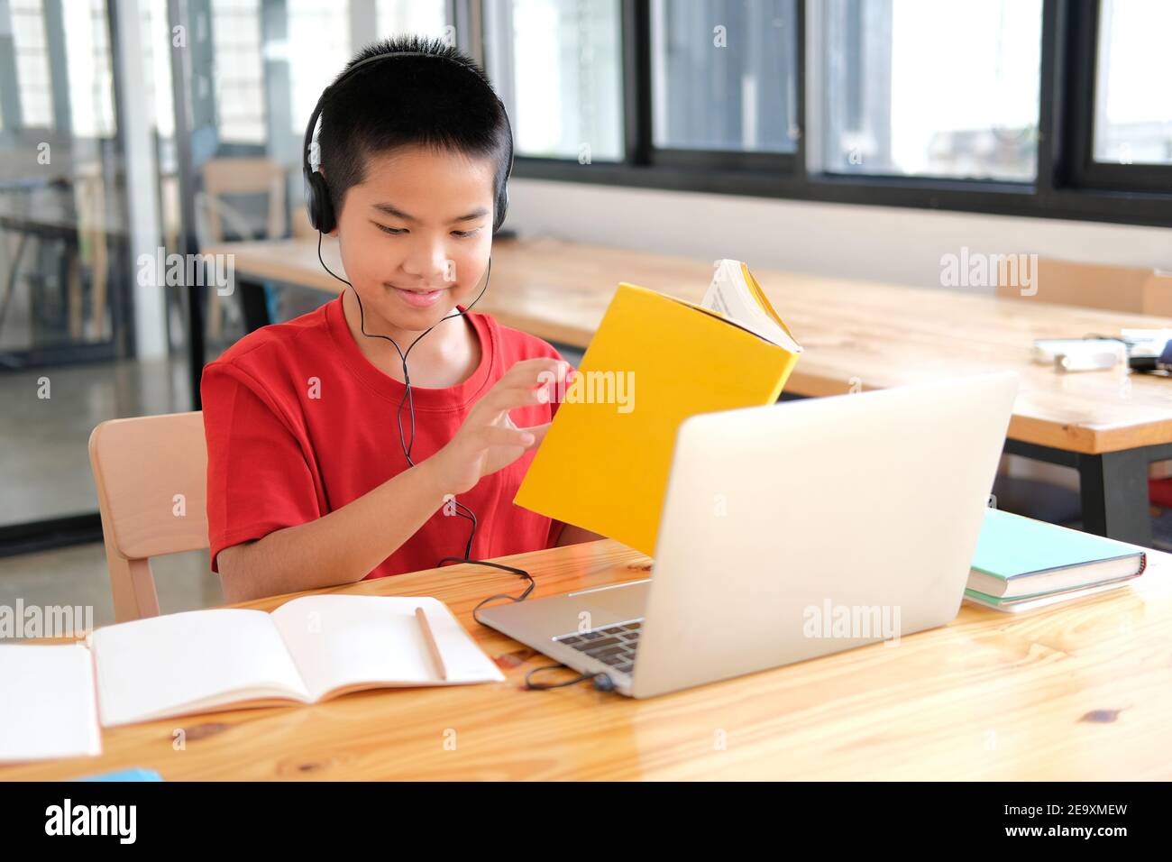 studente asiatico che studia online la lezione di apprendimento. riunione a distanza formazione a distanza a casa Foto Stock