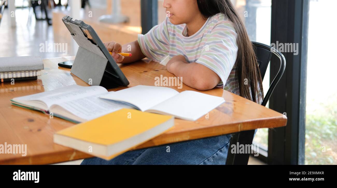 ragazza asiatica studentessa imparare lezione on-line. riunione a distanza formazione a distanza a casa Foto Stock