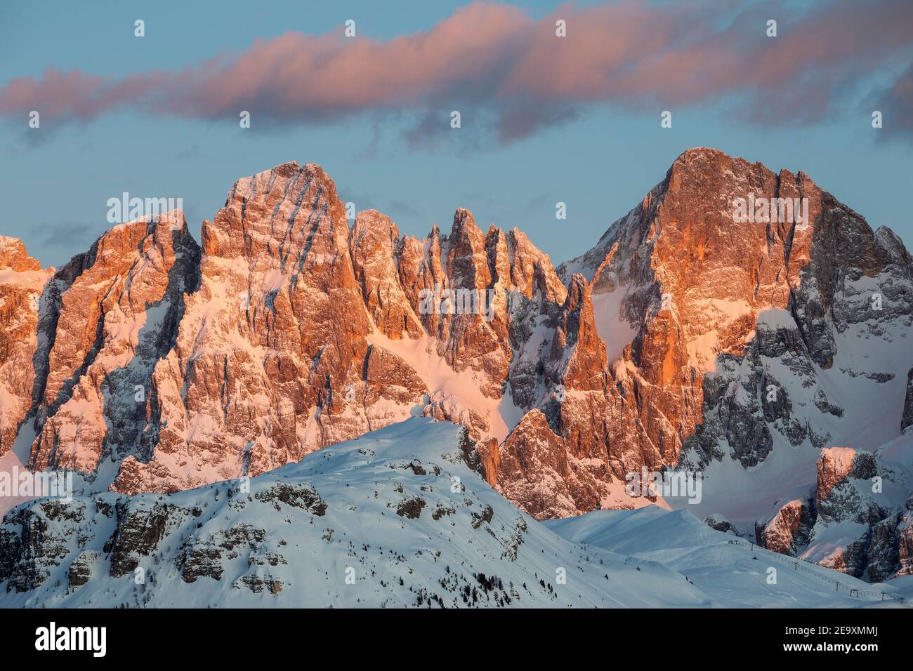 Alpenglow al tramonto sulle vette di Vezzana e Bureloni. Le Dolomiti del Trentino nella stagione invernale. Il gruppo pale di San Martino. Italia. Foto Stock