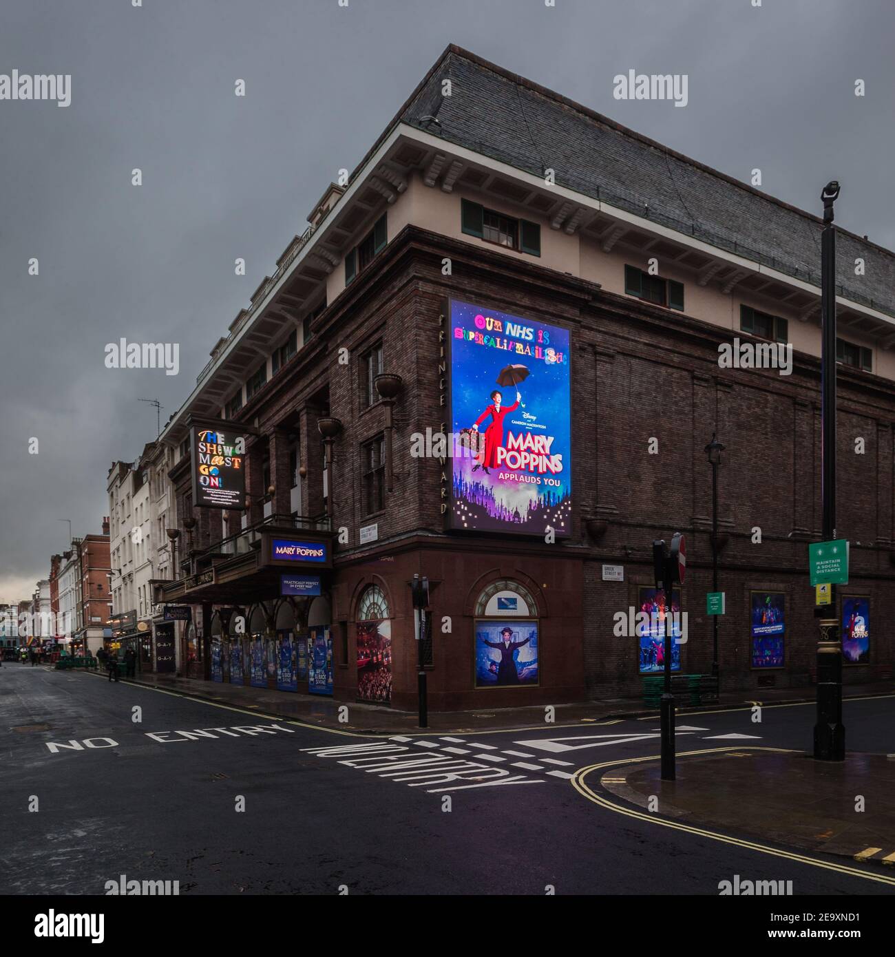 Mary Poppins e i cartelli "The Show Must Go on" a sostegno dell'industria teatrale al teatro Prince Edward di Soho durante il blocco di Londra. Foto Stock