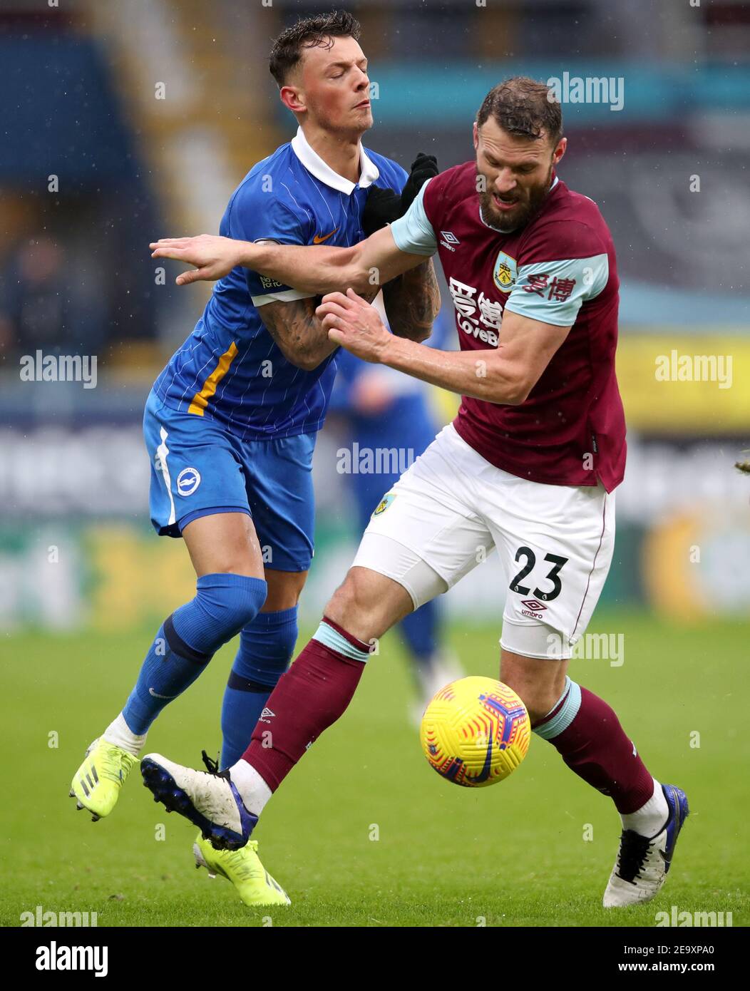 Brighton e Hove Albion's ben White (a sinistra) e Erik Pieters di Burnley (a destra) combattono per la palla durante la partita della Premier League a Turf Moor, Burnley. Data immagine: Sabato 6 febbraio 2021. Foto Stock