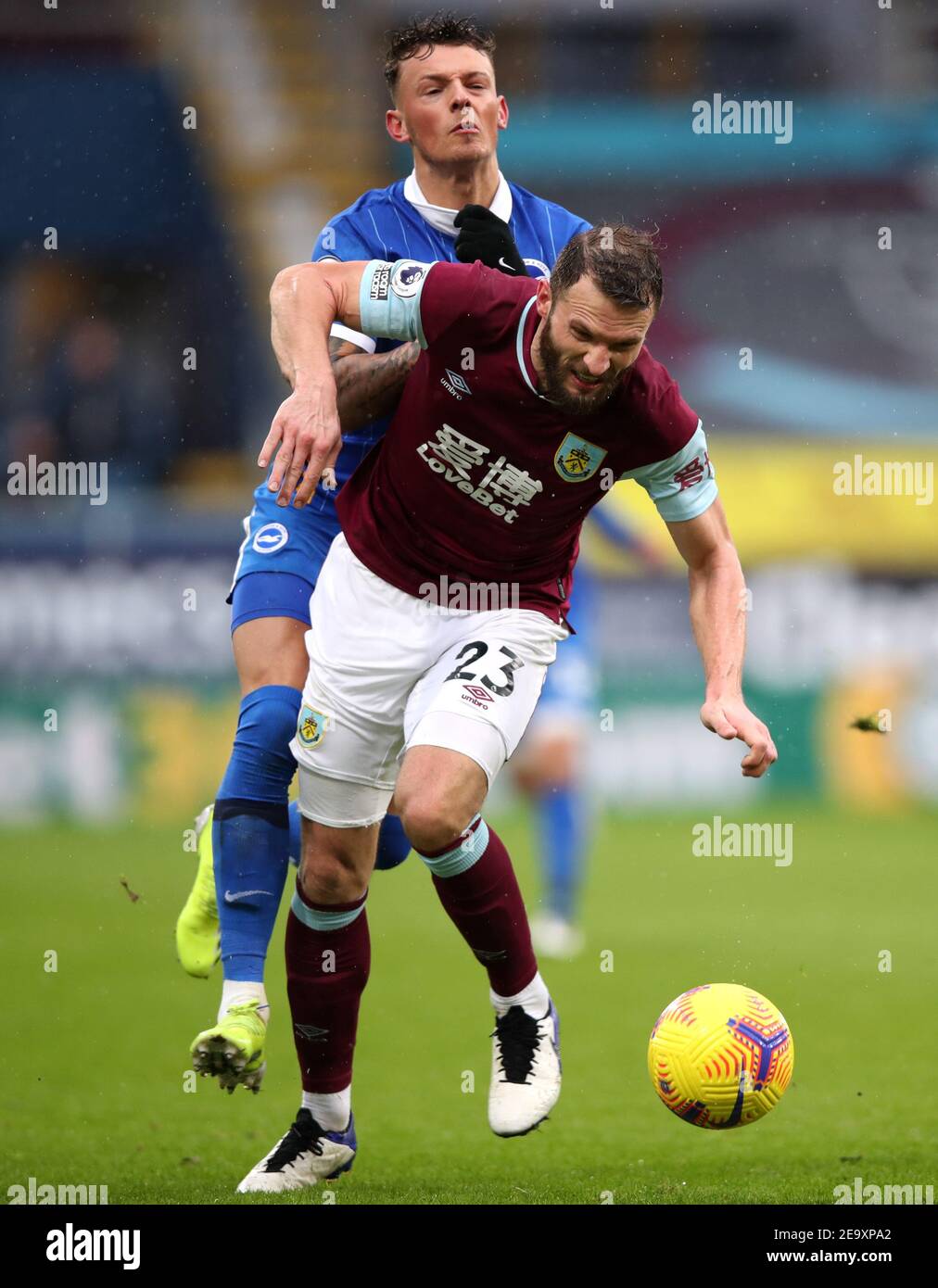 Brighton e Hove Albion's ben White (dietro) e Erik Pieters di Burnley (davanti) combattono per la palla durante la partita della Premier League a Turf Moor, Burnley. Data immagine: Sabato 6 febbraio 2021. Foto Stock